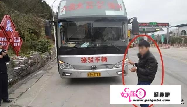 如何看待贵州一乘客无故用安全锤怒砸大巴司机头部？