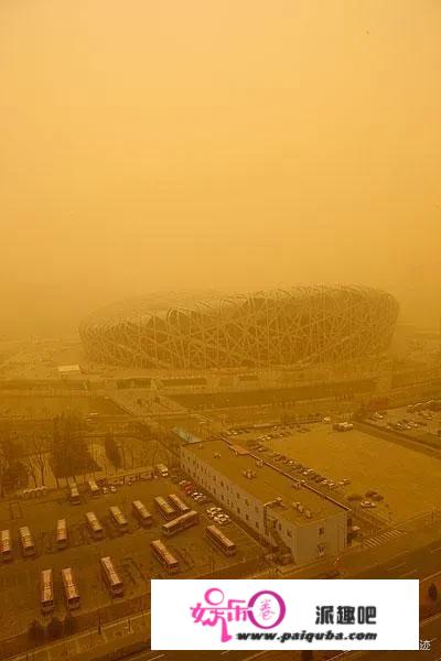 为什么有些时候，扬沙天气不能选择人工降雨降雪来缓解？