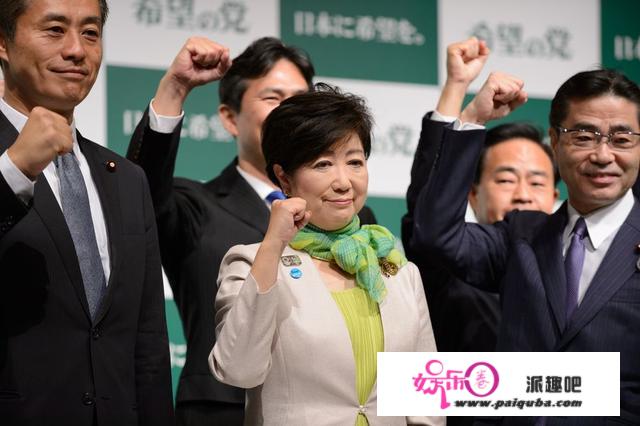 东京都知事小池百合子，是否应该辞去希望之党党首职务？