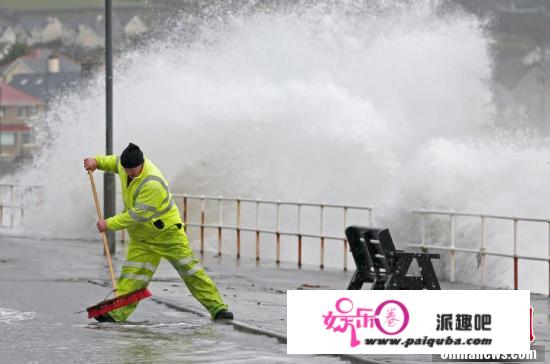 风暴“戴安娜”席卷英国 巨浪冲击沿海地区