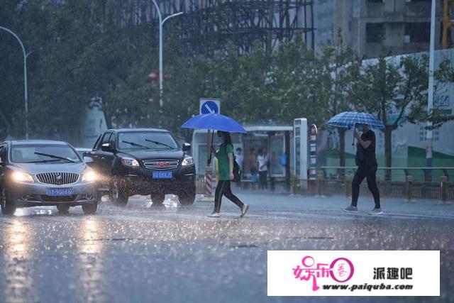 暴雨中的“守夜人”