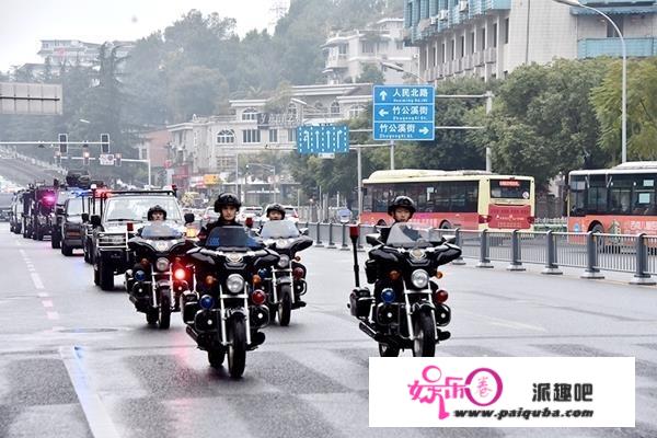 组图｜颜值超酷！乐山帅气“铁甲威龙”亮相街头