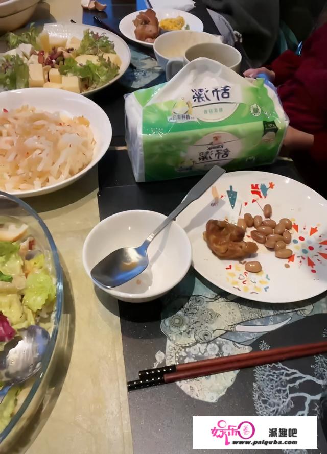 大s汪小菲也吃剩菜？自曝一顿饭吃两天，大s妈妈头靠女婿超亲密