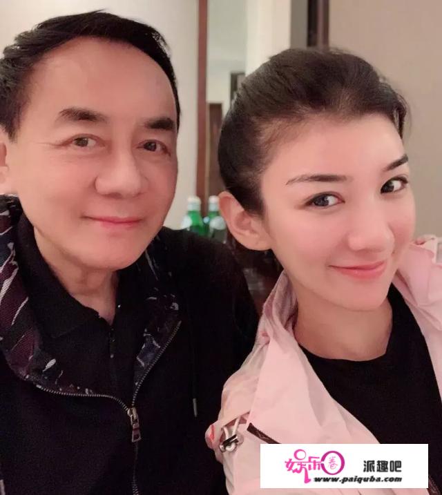 “消费”女儿和曾患癌的父亲，黄奕引争议，她是真性情还是太傻？