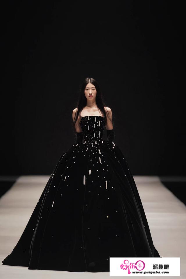 WANG FENG BRIDAL 2022春夏上海时装秀，黄奕撞色西装裙飒气十足