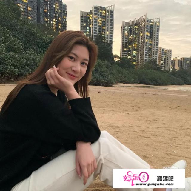 张兆辉晒17岁女儿近照，肤白貌美成绩好，首次担任模特就星味十足