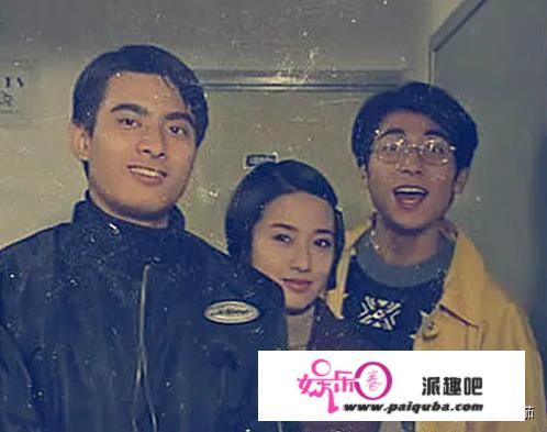 马伊琍与神秘男上演“摸头杀”，为什么离婚后她越来越“奔放”？