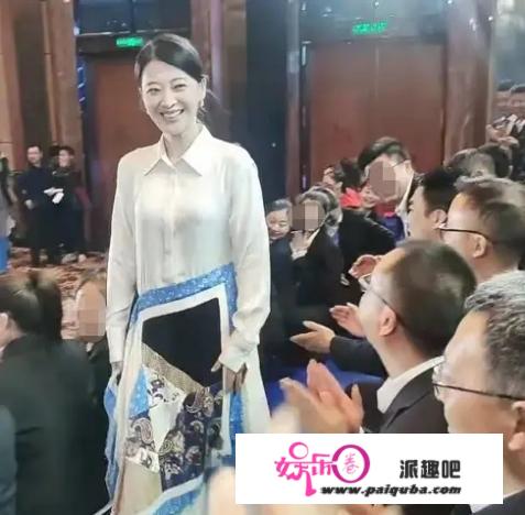 45岁梅婷近照太美，二婚被老公宠成“公主”，一儿一女颜值高