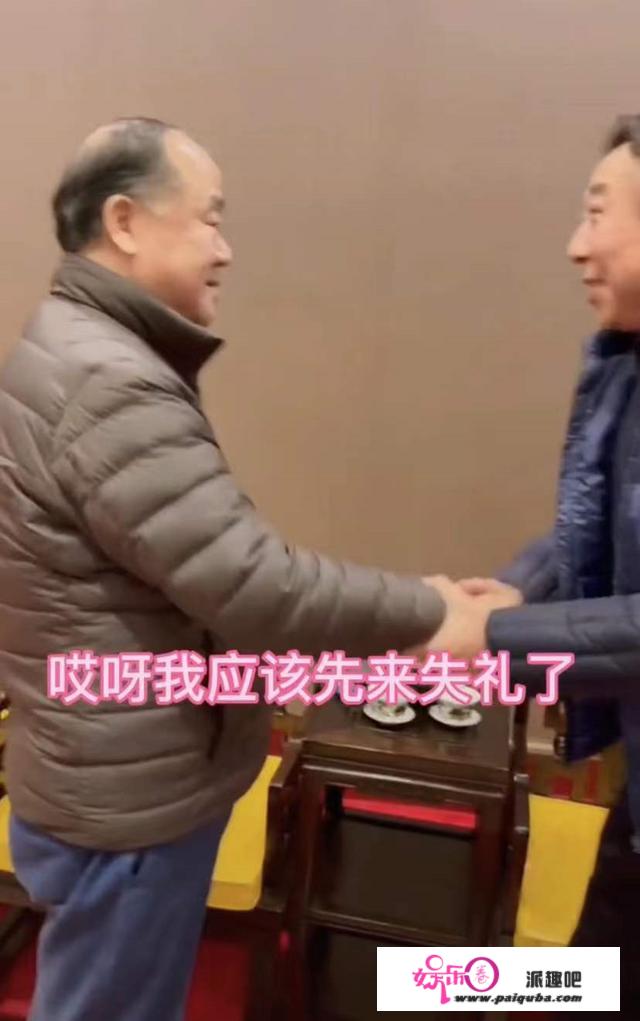 66岁莫言罕见露面，替冯巩起笔名逗笑众人，两人双手紧握激动难掩