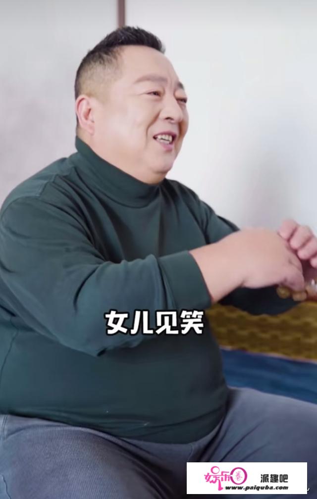 著名主持人董浩近照曝光，退休后仍然是个“大忙人”