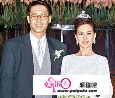 91年陈百强强忍泪水参加何超琼婚礼，2年后何超琼为其扶灵，痛哭