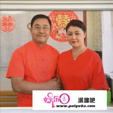 57岁王小宝晒出近况，打扮简单休闲，与妻子同框十指相扣很是甜蜜