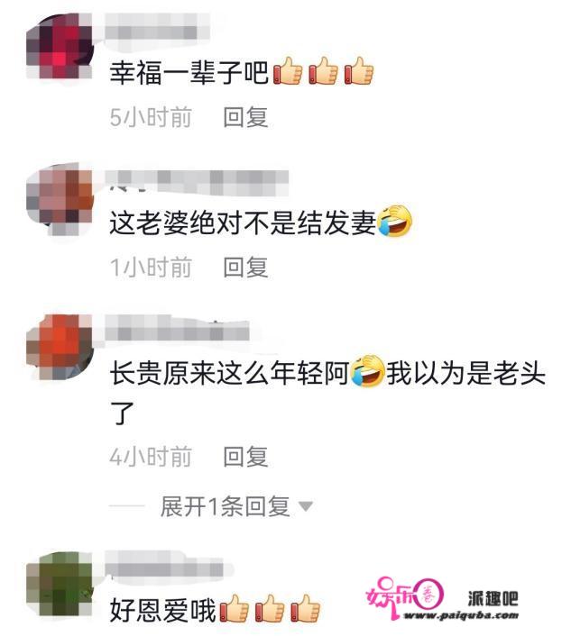 57岁王小宝晒出近况，打扮简单休闲，与妻子同框十指相扣很是甜蜜