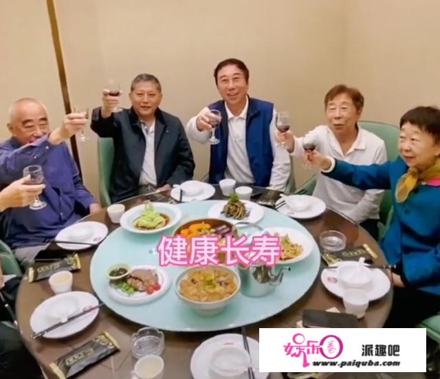 冯巩与家人聚会共庆重阳节，同姐姐长相甚是相似，家庭温馨且和睦