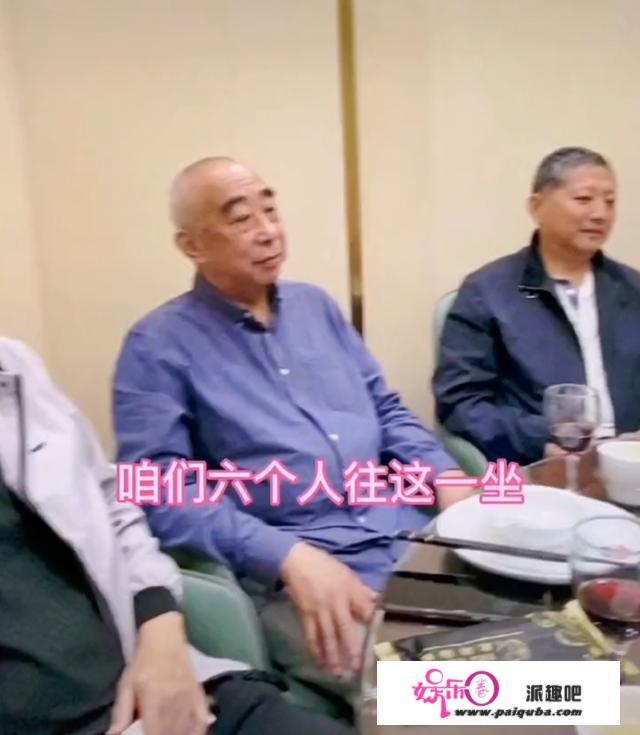 冯巩与家人聚会共庆重阳节，同姐姐长相甚是相似，家庭温馨且和睦