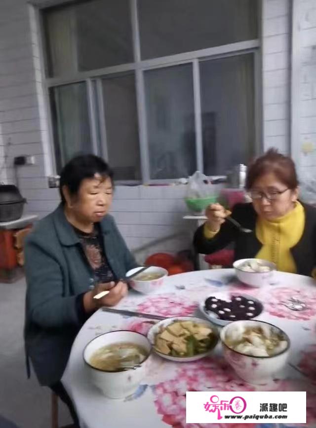 李嘉明晒出视频，揭露农村打工族真实生活，场景感人惹人赞叹