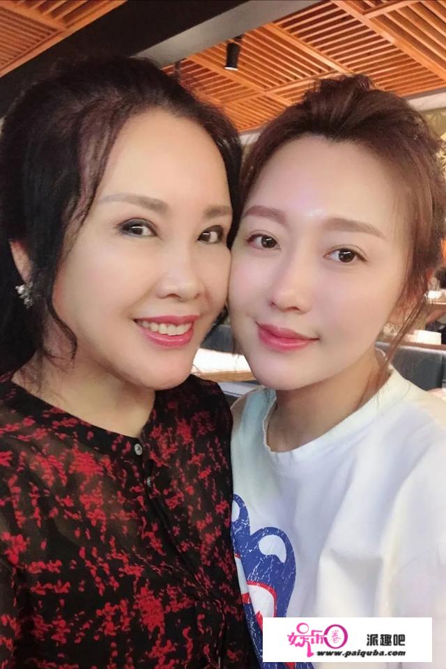 幸福的潘阳：嫁富豪老公成美女作家，可继承父亲潘长江的亿万家产