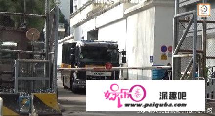 黎智英腰缠铁链再受审 被押上“铁甲威龙”囚车