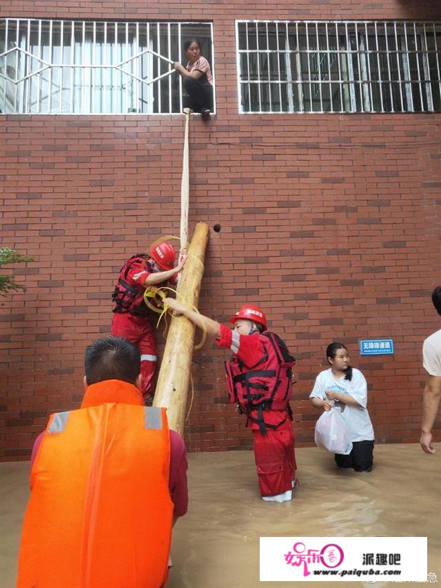 特大暴雨侵袭四川达州，救援队员：部门乡镇积水深达两米