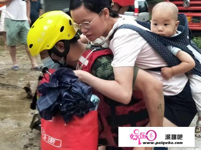 特大暴雨侵袭四川达州，救援队员：部门乡镇积水深达两米