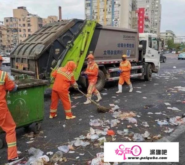 地摊经济活泼了，人本质降下去，夜市酿成垃圾街，环卫工人有多灾