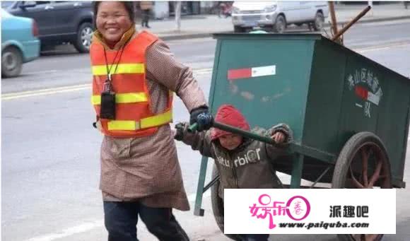 地摊经济活泼了，人本质降下去，夜市酿成垃圾街，环卫工人有多灾