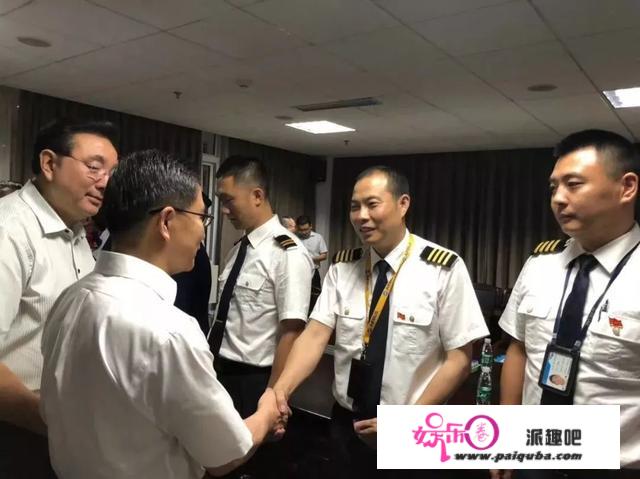 川航机长初次露面，亲述“空中浩劫”惊魂履历：副机长半个身子被吸出窗外、温度骤降外加强风力袭击……