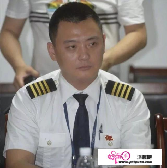 川航机长初次露面，亲述“空中浩劫”惊魂履历：副机长半个身子被吸出窗外、温度骤降外加强风力袭击……