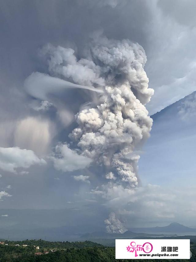 致命火山发作！电闪雷鸣像世界末日，恐告急撤离20万人