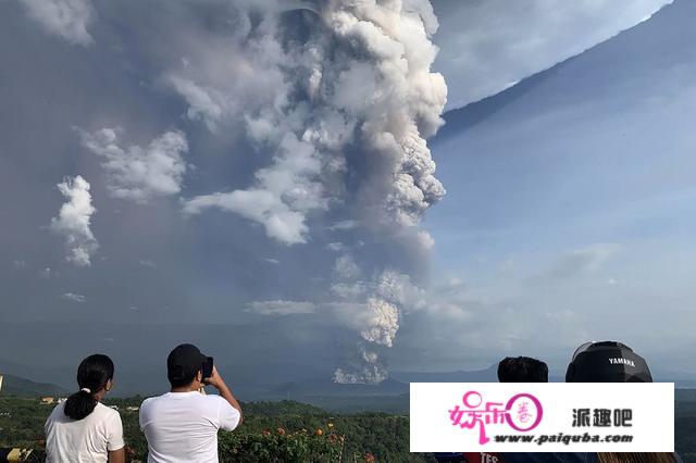 致命火山发作！电闪雷鸣像世界末日，恐告急撤离20万人