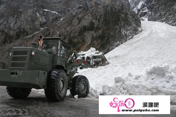 存眷！川藏线突发雪崩，武警官兵告急救援