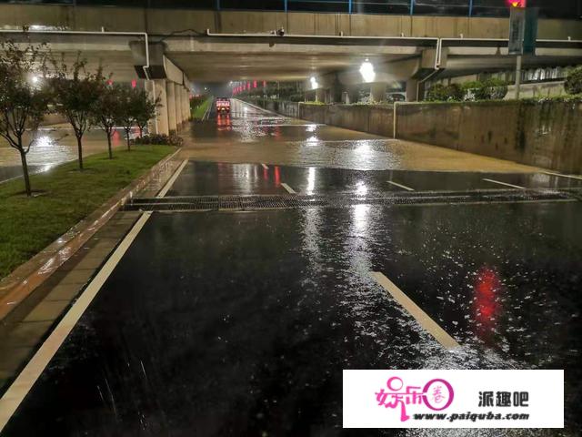 郑州暴雨惊魂：有人地铁里求救“被困车厢、水淹到腰”的女儿，有人履历北京721和武汉疫情封城再遇暴雨