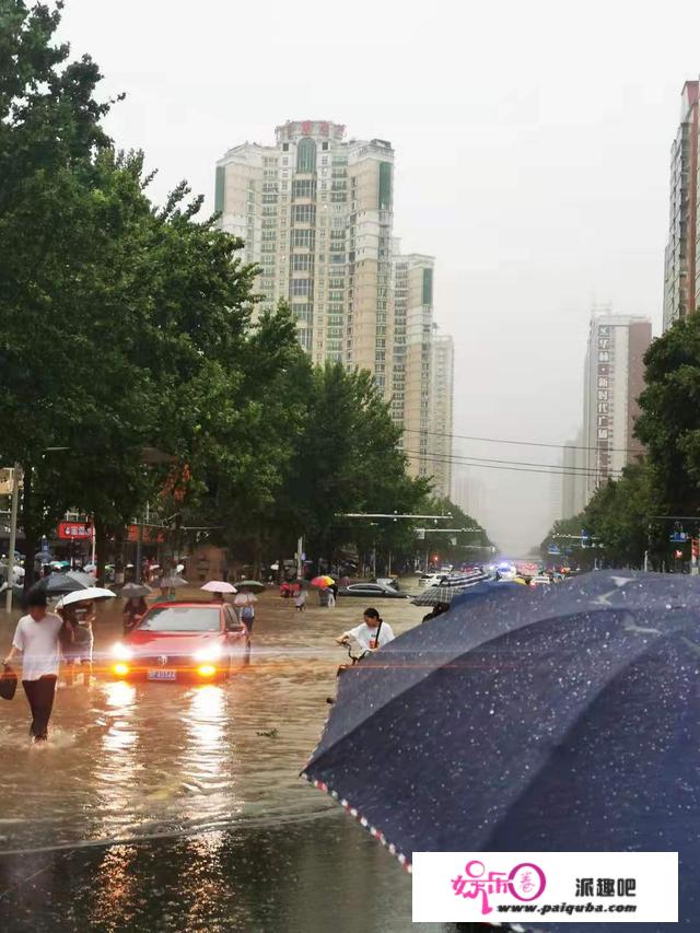 郑州暴雨惊魂：有人地铁里求救“被困车厢、水淹到腰”的女儿，有人履历北京721和武汉疫情封城再遇暴雨