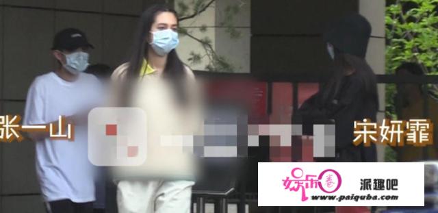 张一山疑再曝新恋情，与美女深夜同回别墅超亲密，曾被内涵渣男？