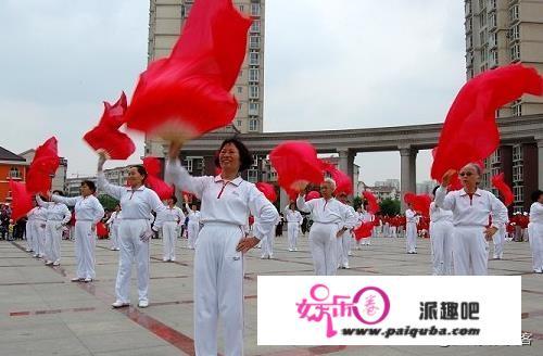 大妈因不舒适打开飞机安全门透气，不顾空姐多次安全提示，老年人犯了错谁来管