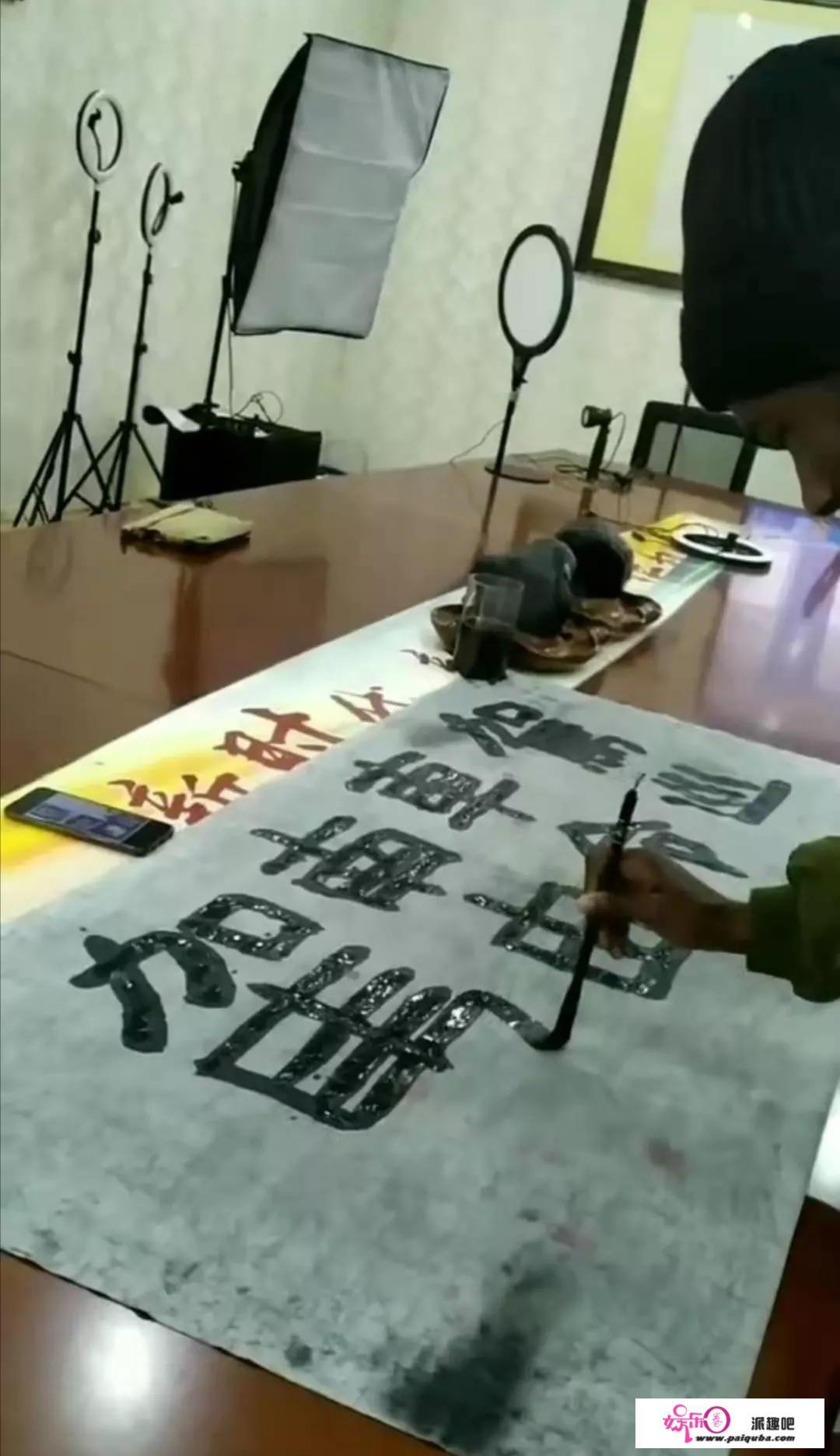 黑人小伙子跟大师学书法，写的如何啊？